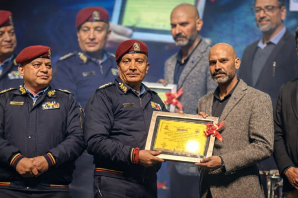 नेपाल प्रहरीले गर्यो नेपाल लाइफ इन्स्योरेन्सलाई सम्मान